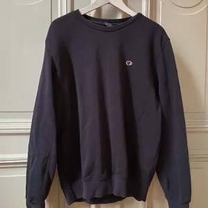 Champion Sweatshirt🖤 - Säljer min superfina sweatshirt som är i jätte bra skick. Nästan aldrig använd och ser ut som helt ny. Den är mörkmörk blå och ser svart ut i vissa ljus vilket är jätte snyggt!! 💙🖤