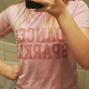 T-shirt  - Nu denna lila t-shirt till salu. På den står det DANCE AND SPARKLE! Den är i jättebra skick används ganska många gånger.
