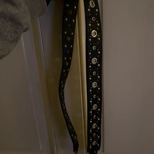 Väskband från Maje - Ett väskband från Maje inköpt på NK i stockholm. Kan enkelt byta och ha till olika väskor. Supersmidigt! 