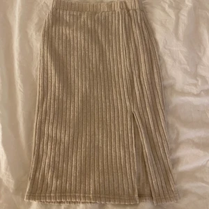 Kjol - Säljer en helt onavänd stickad kjol! Storlek m och passar även s ❤️