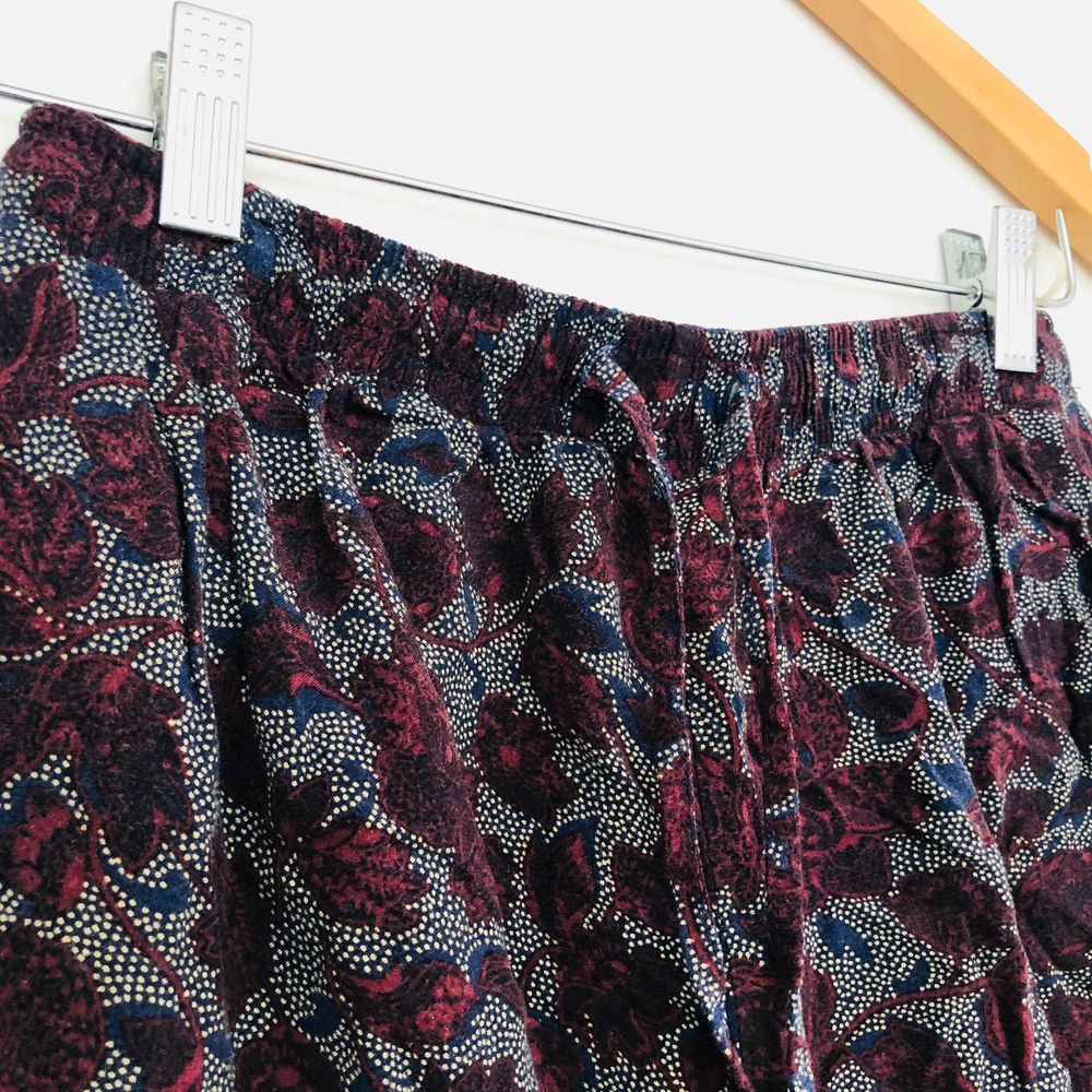 Jättesköna byxor, kan knytas högt i midjan. Köpta på Beyond retro. 100% rayon. . Jeans & Byxor.