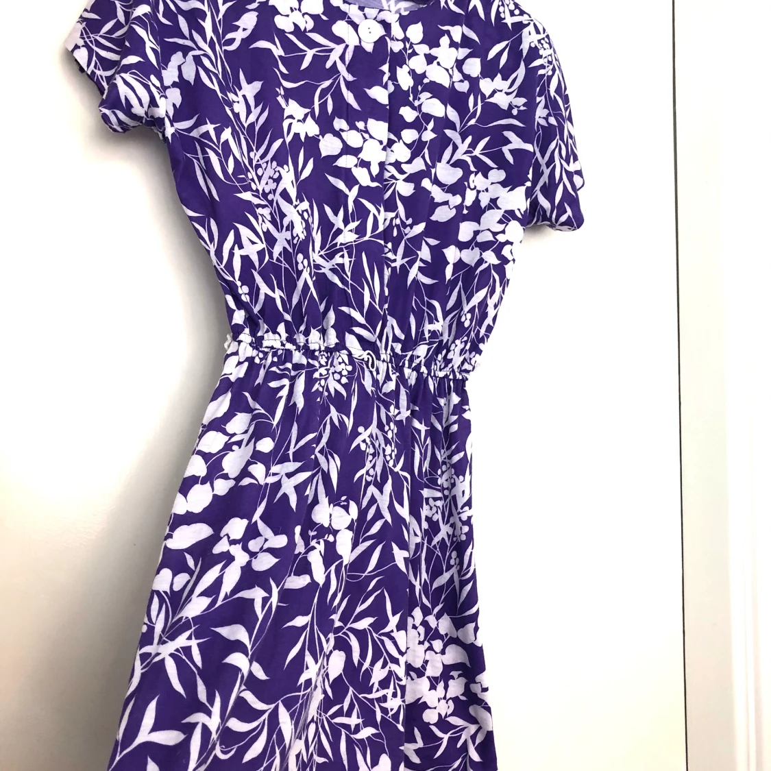 Lila klänning med vita blommor. Retro. - 90