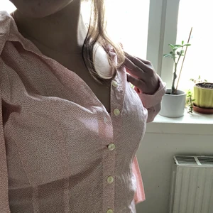 Blus - Jätte fin blus med snören jag fått. Plager är ändast provat och kommer från märket THE SHIRT FACTORT BY LINNÉA BRAUN. Blussen är i storlek 36/S och har inga tecken på användnig. Skriv för mera bilder eller förslag på pris🌼 