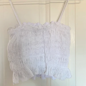 Söt topp  - Jättesöt sommar topp!!🥰  Passar perfekt till sommaren.  använd 1 gång. Hör av dig vid frågor💕