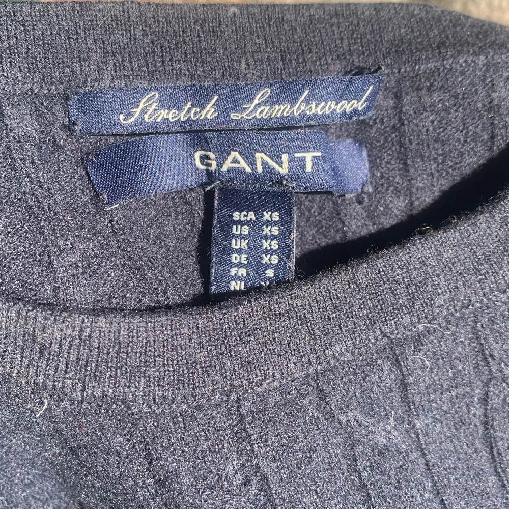Mörkblå kabelstickad tröja från Gant i storlek XS. Följer figuren väldigt snyggt, säljer för den är för liten. 85% ull 15% nylon. Tröjor & Koftor.