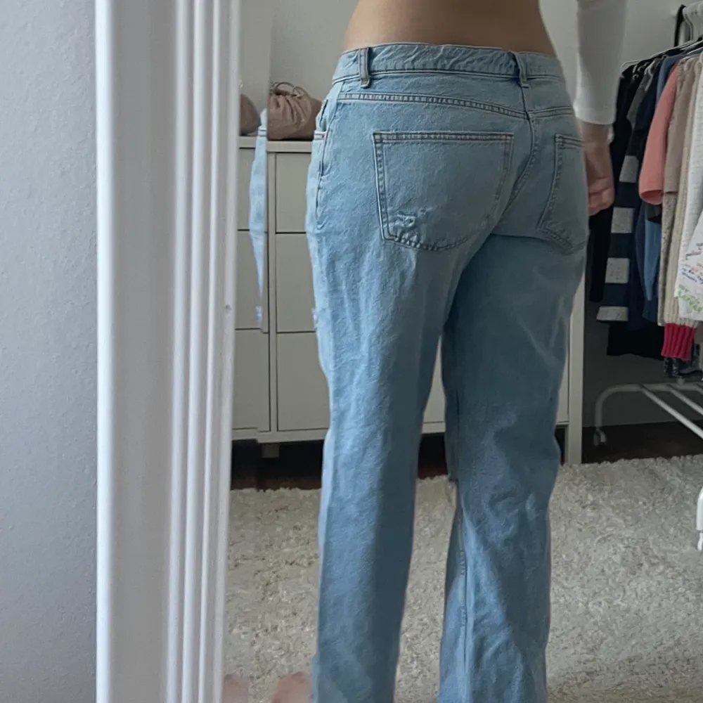 Lågmidjade baggy jeans med slitningar😍 dessa sitter perfekt och passar dig som är lite kortare! Själv är jag 165cm och de är perfekt längd. Dessa har jag knappt använt så de är i fint skick. Köparen står för frakt💕. Jeans & Byxor.