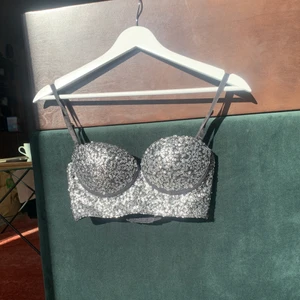 Paljetttopp stl 70B - Partytoppen som kan användas som bh eller korsett, under kavaj eller utanpå blusen! Från Gina för några år sen men är som ny, använd en gång, i stl 70B. 