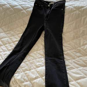 Bootcut Jeans från Gina-Tricot.