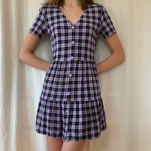 Rutig H&M klänning - Lila rutig H&M klänning, knappt använd. Säljer då jag ej använder längre. Passar perfekt med ett par svarta converse på sommaren :) DM för intresse! PS kan mötas i Stockholm 
