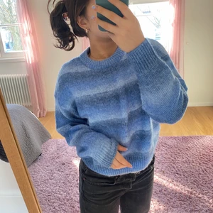 Blå stickad tröja  - Såååå snygg och mysig trendig blå stickad tröja. Endast använt ett fåtal gånger. Perfekt nu till vintern. Skriv gärna om ni har några andra frågor!