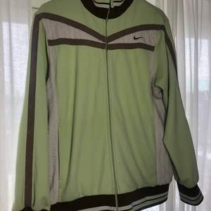 As ball tröja i grönt, brunt och vitt från Nike. Skicket är bra men täcken på användning finns. Pris kan diskuteras. 💚