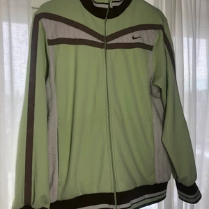 Nike tröja storlek M - As ball tröja i grönt, brunt och vitt från Nike. Skicket är bra men täcken på användning finns. Pris kan diskuteras. 💚