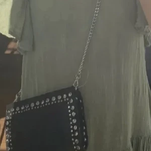 Zara väska  - En super fin zara väska som är slutsåld! Säljer pågrund av att jag skaffat en ny!!❤️❤️ 