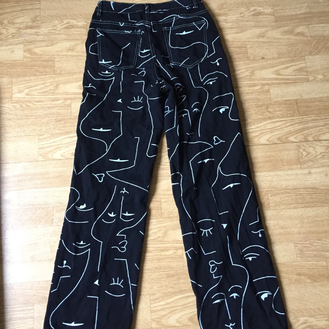 Svarta jeans med oneline art  - 90