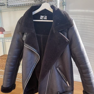 Fina mockajacka! - Säljer dennna fina mockajacka från NAKD! Storlek 38! Jättefint skick. Skicka ett meddelande för fler bilder eller frågor! 500kr eller bud! 