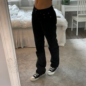 Zara mid rise jeans - Säljer mina mid rise jeans som är helt oanvända med lappar kvar! Super fina men tyvär för små för mej. 