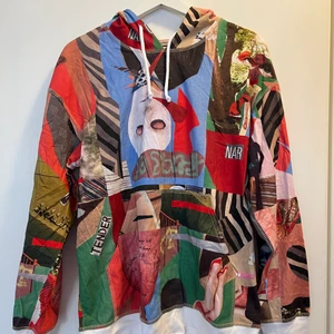 Huvtröja från Whyred - Mönstrad huvtröja från Whyred. Fint använt skick. Strl. S. 