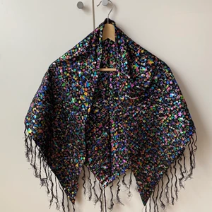 Metallic sjal från Topshop - Jättefin sjal med flerfärgade metallic stjärnor från Topshop. Trekantig modell. Material enligt bild. Lite skrynklig men annars ingenting att anmärka på.