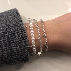 Stjärnarmband✨ - Så nice armband🤩🤩 Dessa kostar 27kr styck! Stjärnberlockerna i mitten finns även i guld om man föredrar de! Köp 3 för frifrakt,Kika in min profil, gör massvis med olika designer!🤩💖