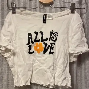 Jättefin ”all is love” T-shirt från HM som tyvärr inte har kommit till användning och är helt oanvänd. Köptes i somras. Inga defekter och jättefint. Köpare står för frakt, kan frakta både som brev eller spårbart. Skriv vid frågor 🥰