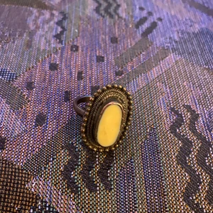 Ring - Jättefin ring jag köpte för några månader sen men använder aldrig😇säljer den för 30kr, den kostade 40kr när jag köpte den👌