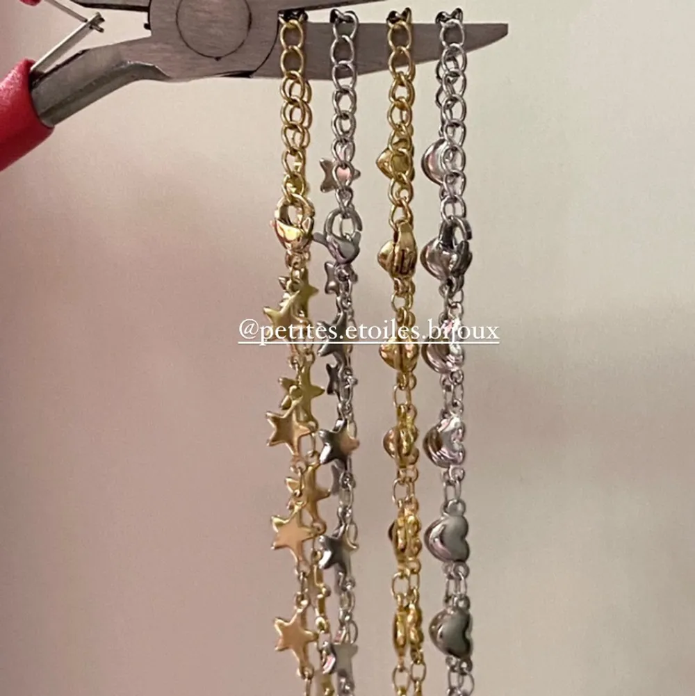 Jolie halsband med ⭐️ eller ❤️mönster - 99kr (+frakt VARIERAR!) | ☆ Rostfritt stål⛓ | ☆ Tål vatten🛁 | ☆ Nickelfria🧸 | ☆ Slitstarka och tåliga🔗💪 | EGNA BILDER. Accessoarer.