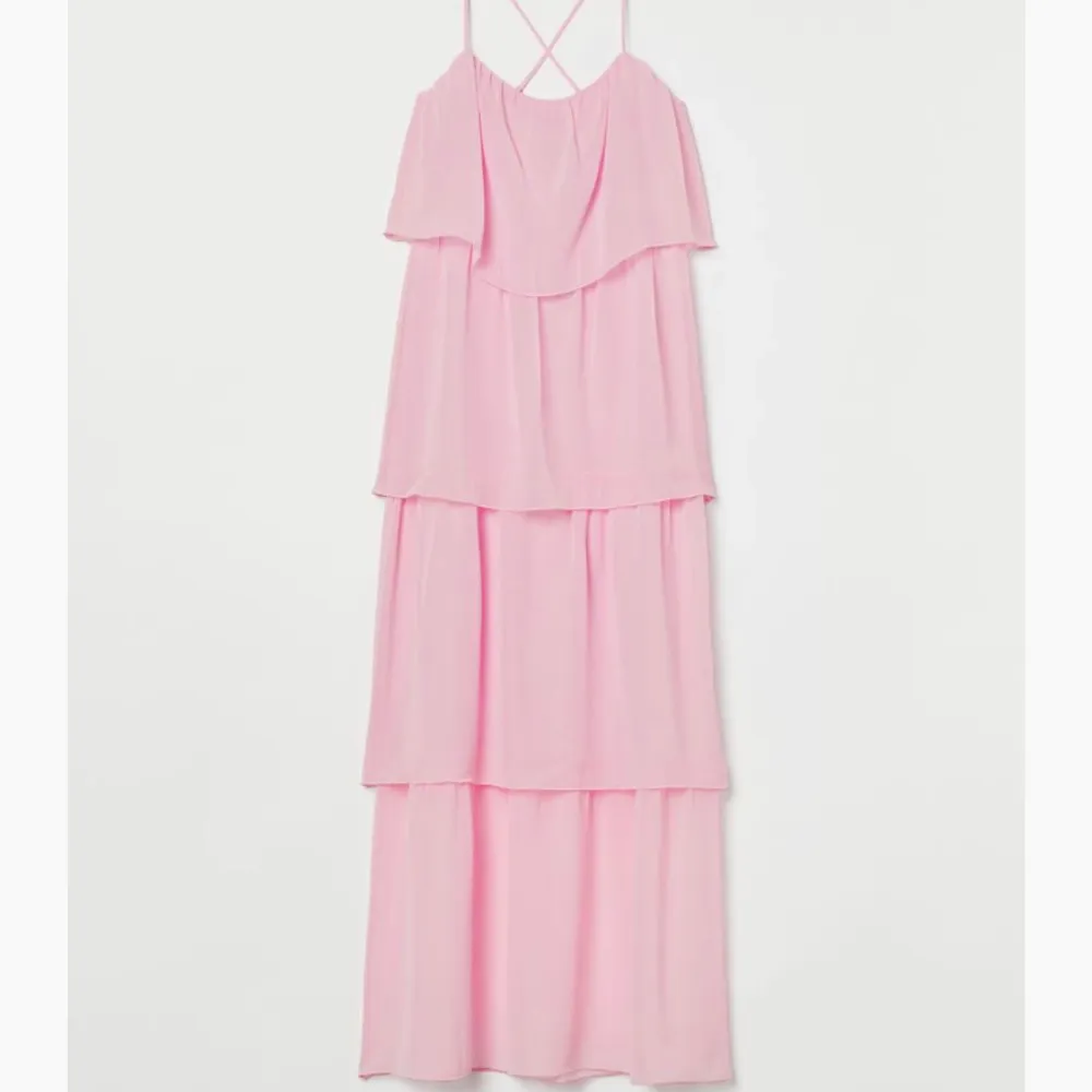 Super fin rosa klänning med volanger. Inköpt förra sommaren men endast använd en gång. Skriv privat vid intresse eller om fler bilder önskas💗. Klänningar.