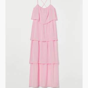 Super fin rosa klänning med volanger. Inköpt förra sommaren men endast använd en gång. Skriv privat vid intresse eller om fler bilder önskas💗
