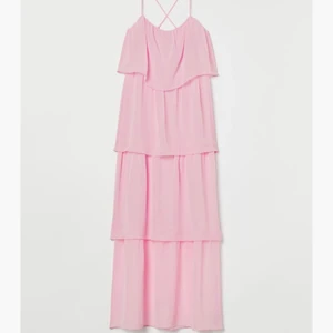 Rosa långklänning Hm - Super fin rosa klänning med volanger. Inköpt förra sommaren men endast använd en gång. Skriv privat vid intresse eller om fler bilder önskas💗