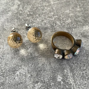 Fint smyckesset  - Fint smyckesset med örhängen och ring. Ringen är justerbar och ska passa alla :)