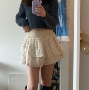 Zara, vit volangkjol med detaljer - Skönt material, är 167 och den sitter bra. Kjolen har bara använts några fåtal gånger! Gratis frakt!