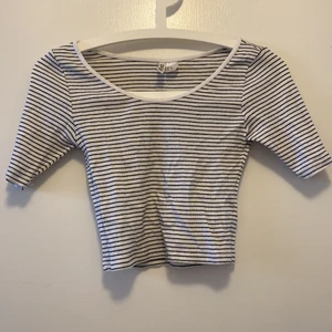 Randig crop top - En randig croptop från hm. Endast använd ett per gånger!