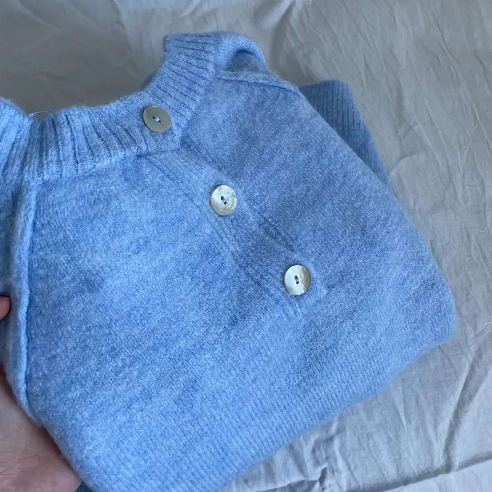 Superfin ljusblå stickad tröja från Zara med en knapp-detalj i ryggen💙 tröjan har lappen kvar o är i nyskick. Tröjor & Koftor.