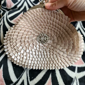 Liten apricot väska  - Supersöt aprikos väska, Jag köpte den i Spanien men tyvärr använde jag den aldrig. Nyskick 100kr + 60kr frakt 💗