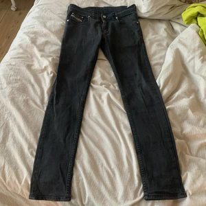 Diesel Jeans - Säljer dessa snygga gråa diesel jeansen i strl W32 L34 som inte passar mig då de är små i storleken. Skulle säga att de sitter som S☺️