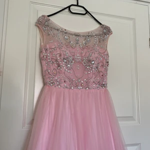 Balklänning  - Rosa balklänning, använd en gång. En 36 som är insydd till en 34 🥰 minns inte exakt nypris men inte under 3000 kr iallafall 💗 det finns ett par matchande skor till på min sida :) pris kan diskuteras vid snabb affär 🥰