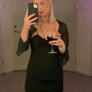 Zara topp  - Intressekoll! Sjukt unik och snygg Zara topp, passar perfekt till middag, fest osv. Använd endast 1 gång. Helst slutsåld på Zara! Buda, säljer endast vid bra bud🖤(obs! ej jag på de två första bilderna)