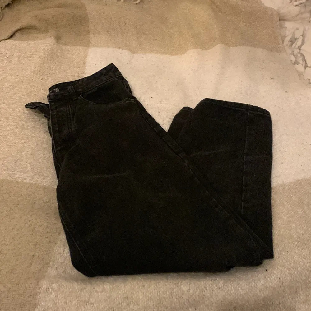 Ett par sjukt snygga baggy jeans i en grå/svart tvätt de har hål vid knäna säljer dessa pga köpt i fel storlek, dom är från prettylittlething, men jag har köpt dom från Plick. . Jeans & Byxor.