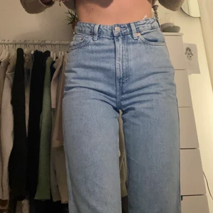 Weekday ”row” W26 L34 - Snygga weekday jeans som rensas ut för använder inte tillräckligt mycket, frakt på 66kr som tillkommer
