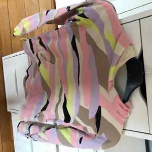 Hoodie - Snygg färgglad hoodie! Köpte 2021, använt typ 2 gånger ! Super fint skick! Strl 146-152 men passar mig med xs-s