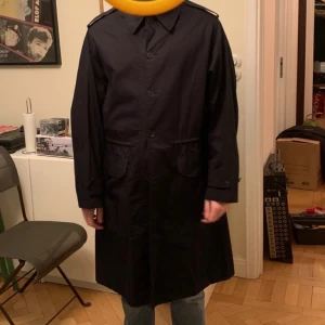 Burberry Trench Coat - Säljer min Burberry Trench coat då jag ska flytta och behöver sälja av saker. Plagget är i bra skick då jag nästan aldrig har använt den. Jag är 186 cm lång och skulle rekommendera att ni är samma längd alternativt längre för att den ska passa. Tar kontant eller swish. Möts upp i Stockholm alternativt fraktar med spårbart paket. Har tidigare sålt en del på tradera under namnet G.McQueen och har endast bra reviews där. Vill bara testa hur marknaden på Plick fungerar 😃 Hör av er om ni har frågor:)