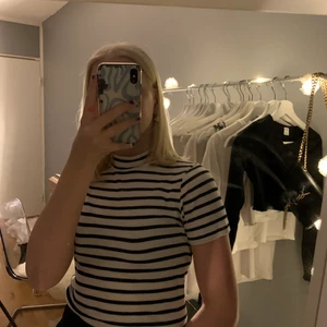 Tröja - En randig tröja som är ganska stretchig och skön. Inte använd så mycket på senaste tiden så den är i jättefint skick😍Skriv för fler bilder❤️