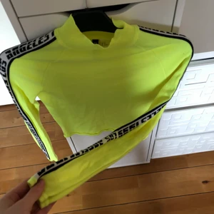 Tröja  - Tröja från h&m! Super fin men inte min stil längre 💛