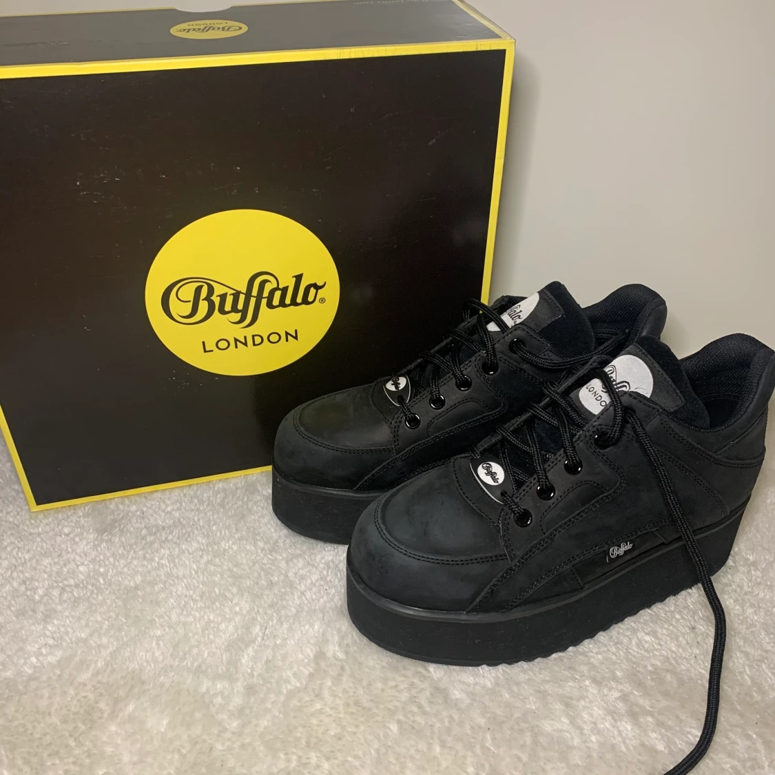 BUFFALO LONDON svarta platform sneakers - 90