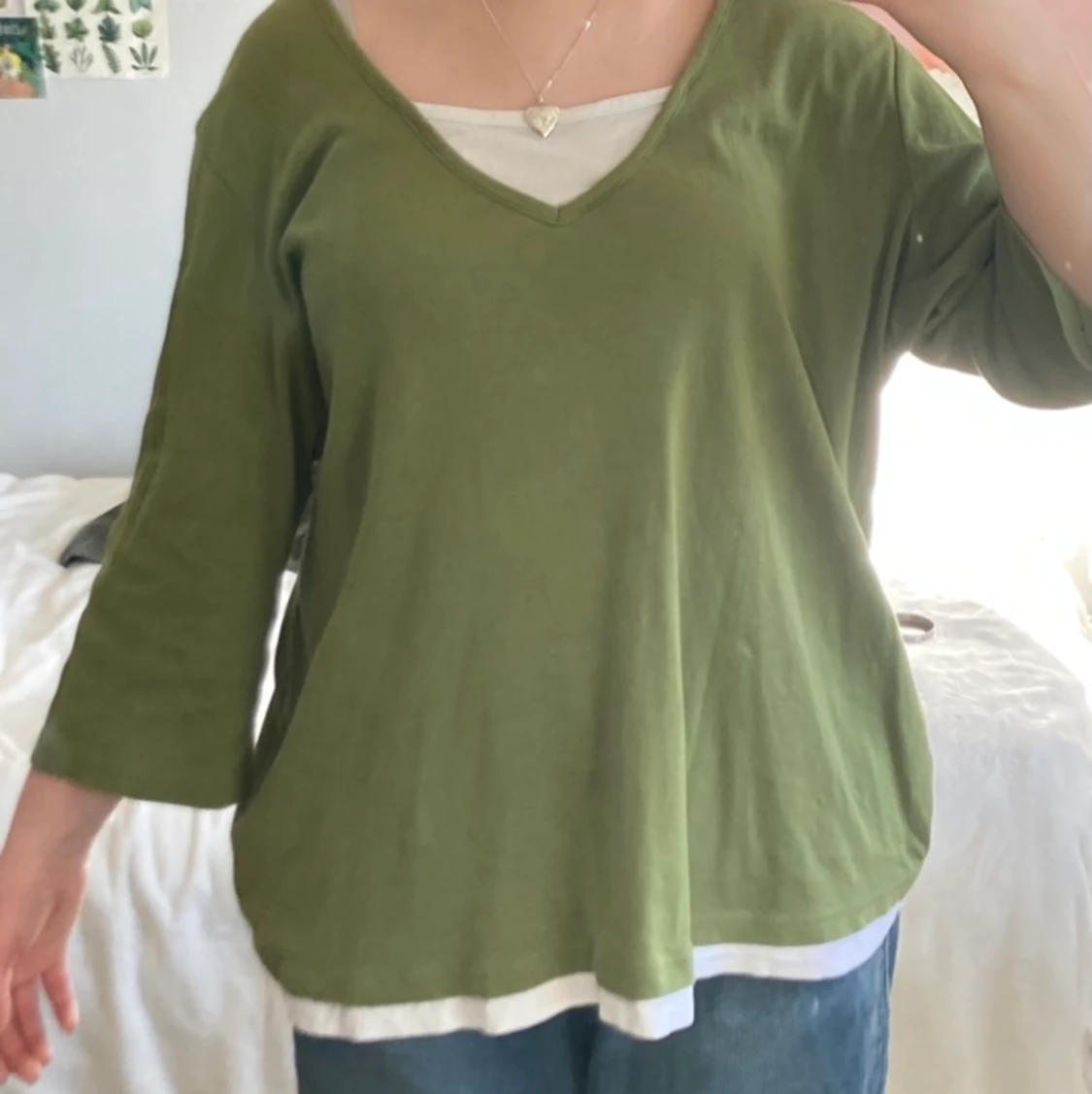 Grön tröja med vita detaljer