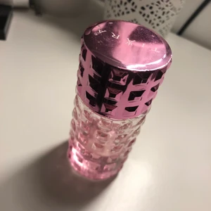 Parfym - Halvfull parfym från Tiara, säljer då den inte använd längre