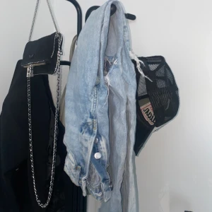 Blåa jeans - Super balla jeans med hål på knäna🎸❤️‍🩹