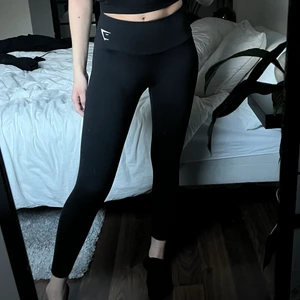 Gymshark tights - Supersnygga tajts från gymshark som inte kommer till användning! I modellen Training tights 7/8, nypris 349 kr. Jag på bilen är 160 cm🤍 Frakt tillkommer på 48 kr!