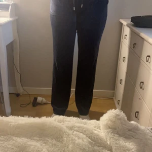 Mörkblåa juicy byxor  - Mörkblåa juicy byxor med fickor där bak, köpta på Nelly. Ganska oanvända, inga hål eller skador.