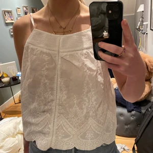 Sommar linne med broderier - Super gulligt vitt sommarlinne med broderier